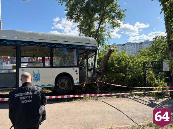 Появилось видео столкновения автобуса с деревом в Саратове